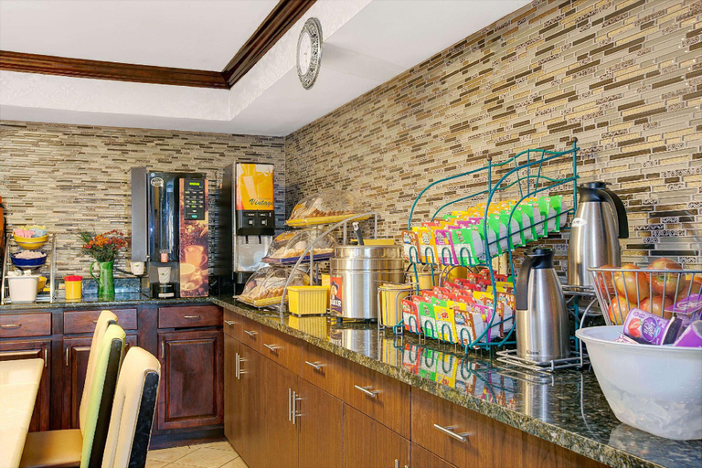 Food & Drinks 5, Days Inn by Wyndham Ridgefield NJ, Bergen