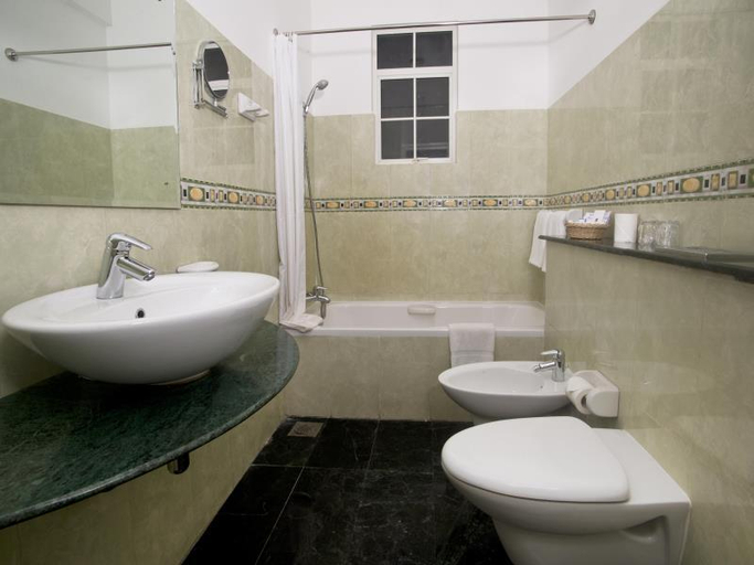 Bathroom 5, Global Towers Hotel & Apartments, Thimbirigasyaya