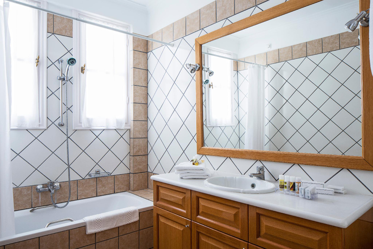 Bathroom 5, Atlantis, South Aegean