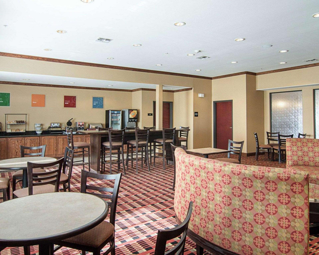 Food & Drinks 5, Comfort Inn & Suites Monahans I-20, Ward