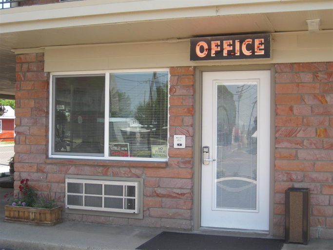 Others 3, Interstate 8 Motel, Lake
