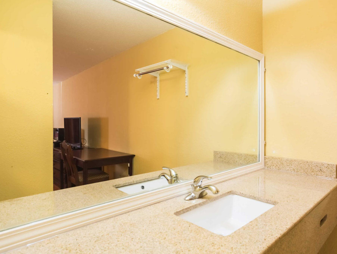Bathroom 4, Econo Lodge Decatur South, Morgan