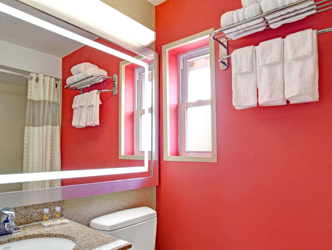 Bathroom 4, Days Inn by Wyndham Ridgefield NJ, Bergen