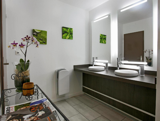 Bathroom 4, Kyriad Montpellier Aeroport - Parc Expo, Hérault