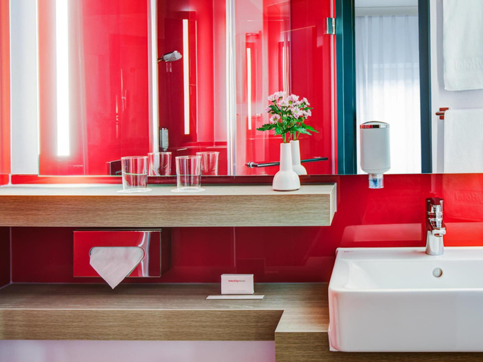Bathroom 5, IntercityHotel Hamburg-Altona, Hamburg