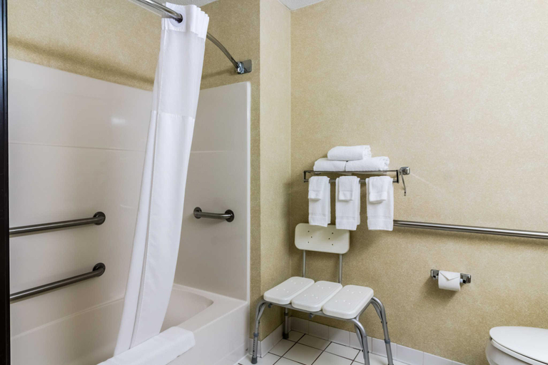 Bathroom 4, Quality Inn Columbia Mall, Grand Forks