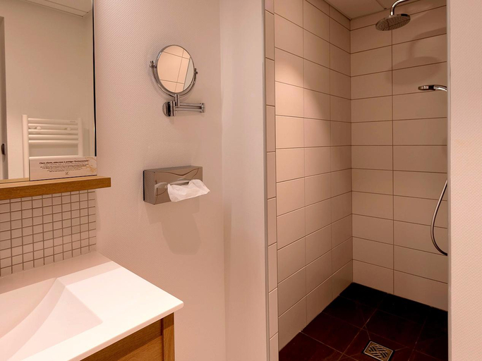 Bathroom 4, Logis Grand Hôtel Des Bains, Jura
