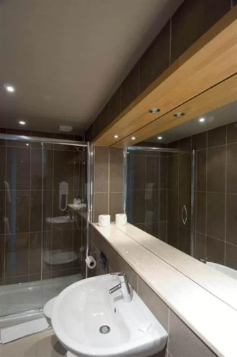 Bathroom 5, The Galaxie, Oxfordshire