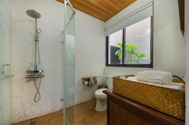 Bathroom 4, IsShoNi House, Tainan