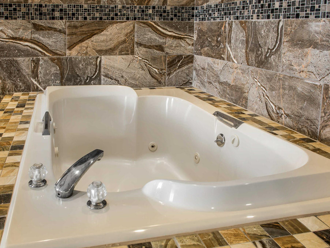 Bathroom, Quality Inn & Suites West Bend, Washington