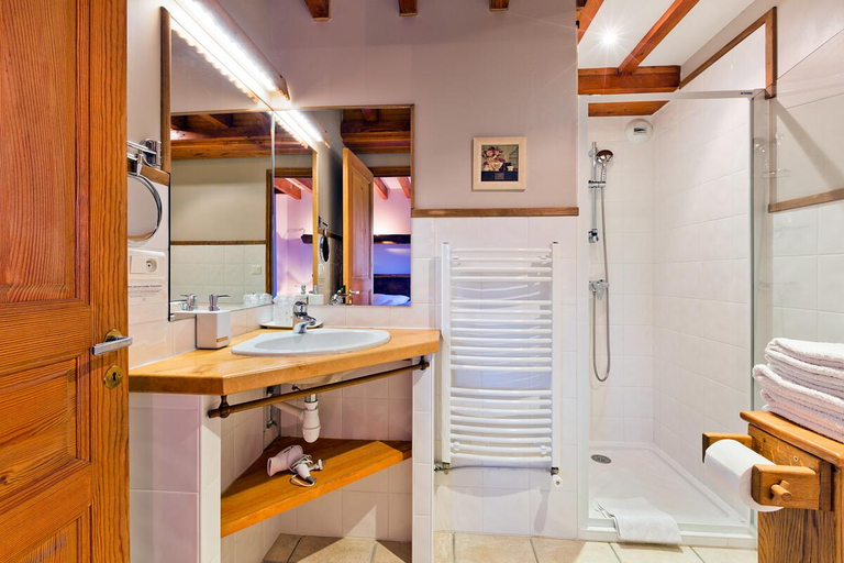 Bathroom, Logis Auberge de la Hulotte, Indre