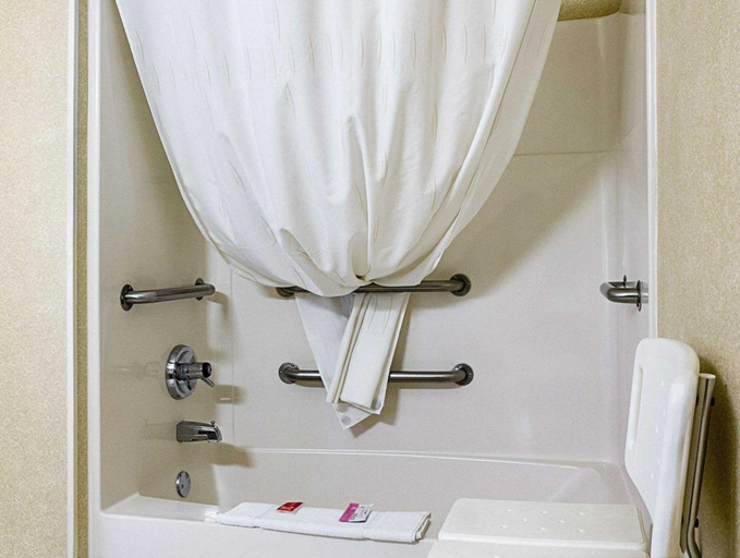 Bathroom 4, Econo Lodge Fargo - West Acres, Cass