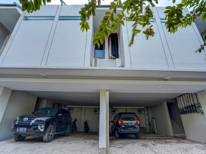 Exterior & Views 2, OYO 90154 Anugrah Rr Syariah, Surabaya