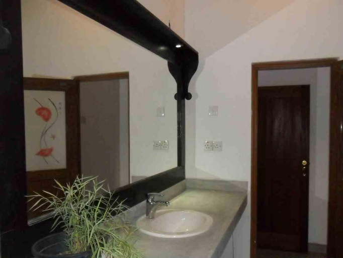 Bathroom 5, Srimalis Residence, Habaraduwa
