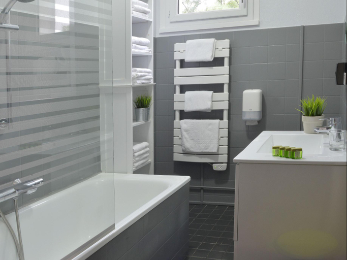 Bathroom 5, Le Prieuré, Indre