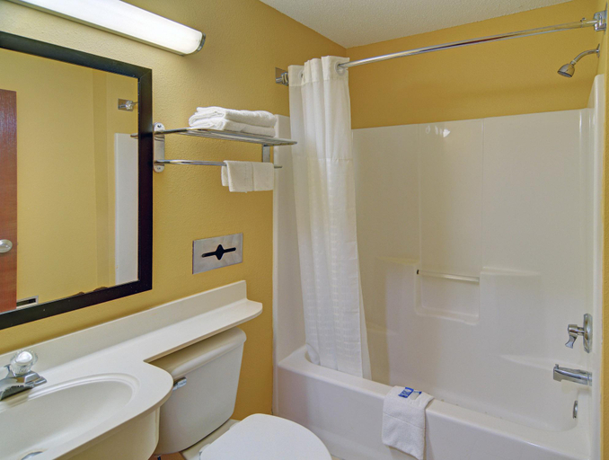 Bathroom 4, HomeTown Inn & Suites - Longview, TX, Gregg