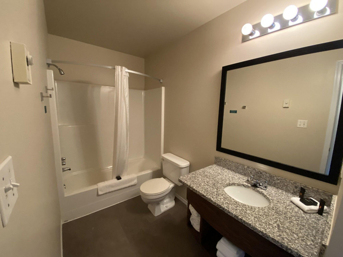 Bathroom, Lake Cowichan Lodge, Cowichan Valley