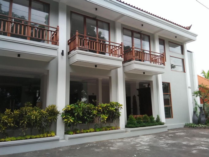 Exterior & Views