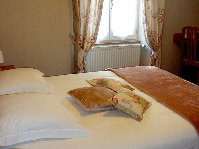 Bedroom 2, Logis Hotel la Renaissance, Sarthe