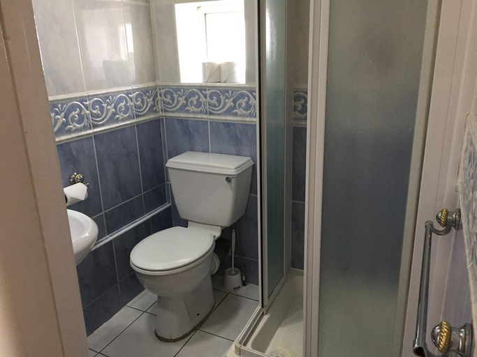 Bathroom 4, The Ashleigh, Bournemouth