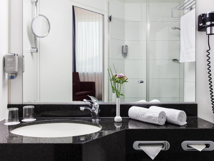 Bathroom 5, Hotel Freiburg City Center by Leonardo Hotels, Freiburg im Breisgau