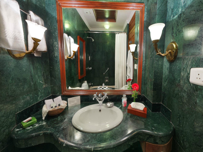 Bathroom 2, The Elgin Darjeeling, Darjiling