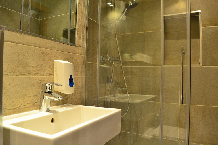 Bathroom 3, Leisure Inn, London