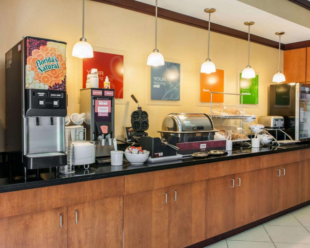 Food & Drinks 3, Comfort Suites Southport, Marion