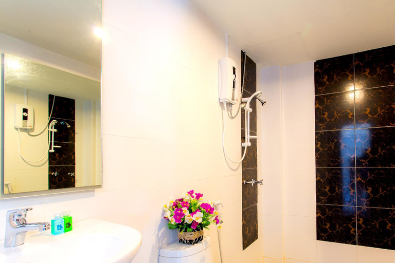 Bathroom 4, P.P. Maiyada Resort, Mueang Krabi