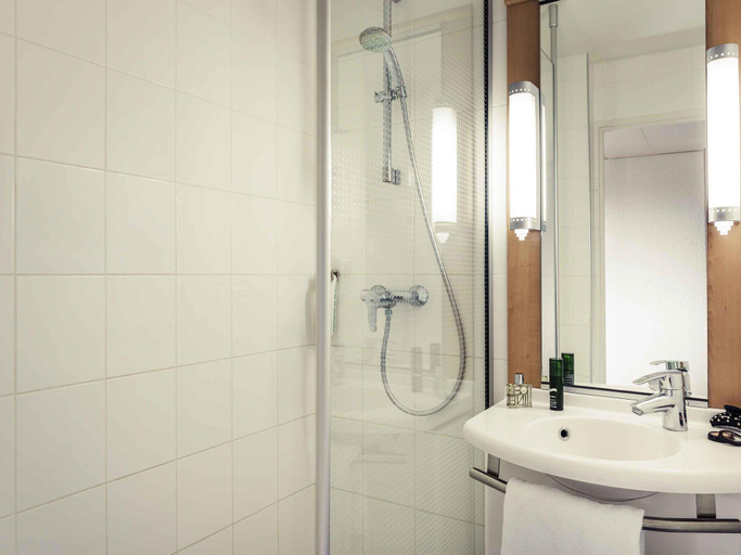 Bathroom 5, ibis Epinay sur seine Gennevilliers, Seine-Saint-Denis
