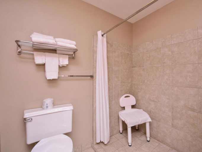 Bathroom 4, Baymont by Wyndham Sioux Falls North/I-29/Russell St, Minnehaha