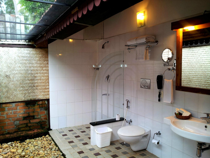 Bathroom 5, Abad Whispering Palms Kumarakom Hotel, Kottayam