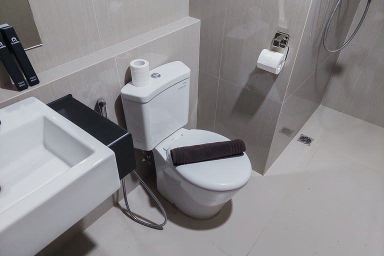 Bathroom 5, Nice and Homey Studio at Bintaro Embarcadero Apartment By Travelio, South Tangerang