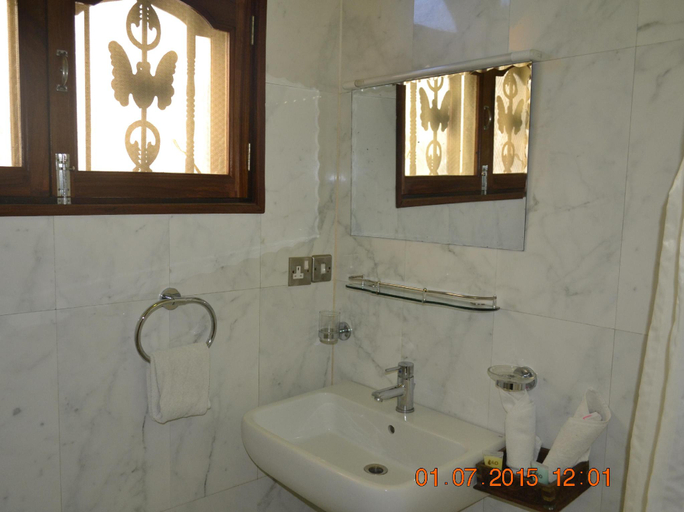 Bathroom 4, Al Minar Hotel, Mjini