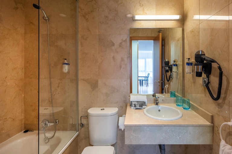 Bathroom 3, Madrid Airport Suites Affiliated by Meliá, Madrid