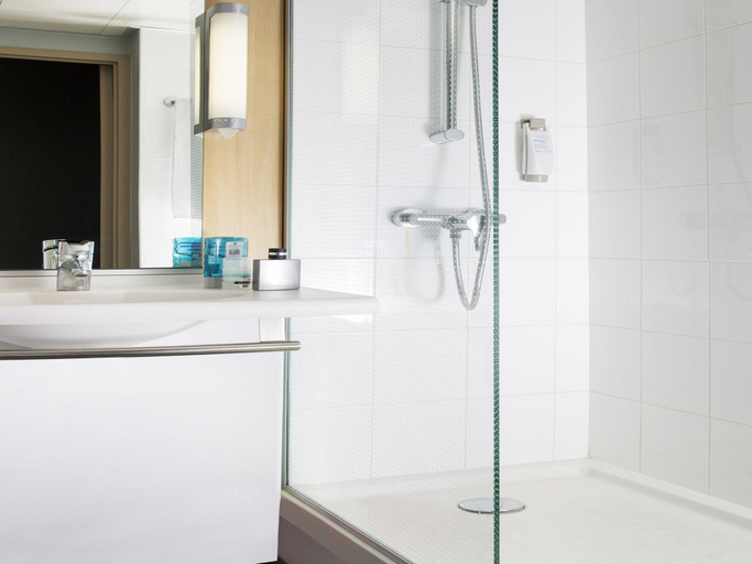 Bathroom 5, ibis Styles Lyon Gerland, Rhône