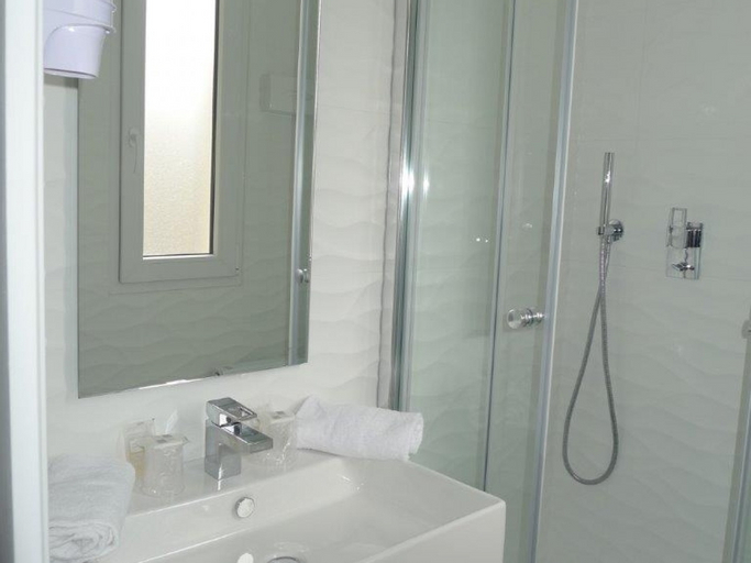 Bathroom 4, Prince Albert Wagram Hotel, Paris