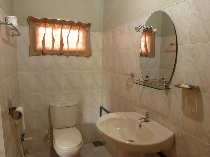 Bathroom 4, Riviera Resort, Manmunai North