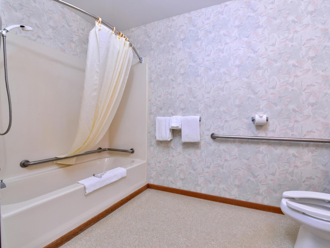 Bathroom 2, Travelodge by Wyndham Ishpeming/Marquette, Marquette