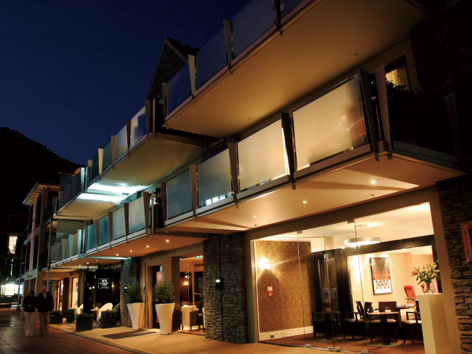 Exterior & Views