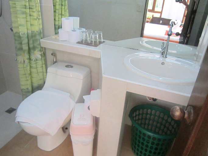 Bathroom 4, Nigi Nigi Nu Noos Beach Resort, Malay