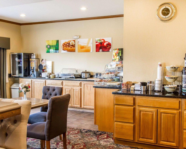 Food & Drinks 5, Quality Inn Pontiac, Livingston
