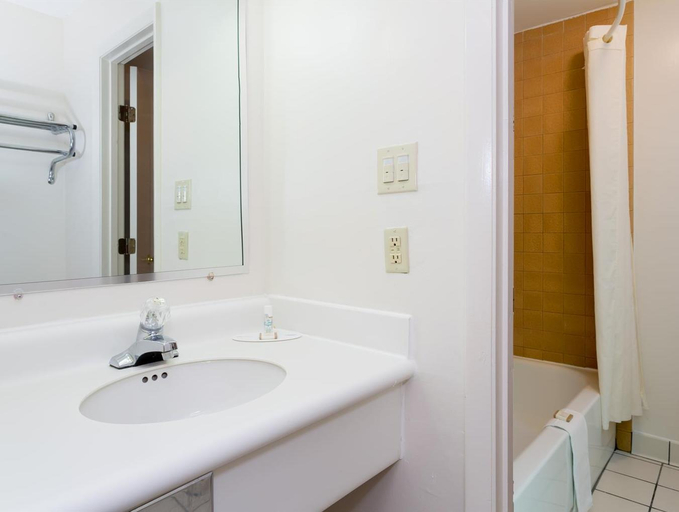 Bathroom 4, Days Inn & Suites by Wyndham Cincinnati North, Cincinnati