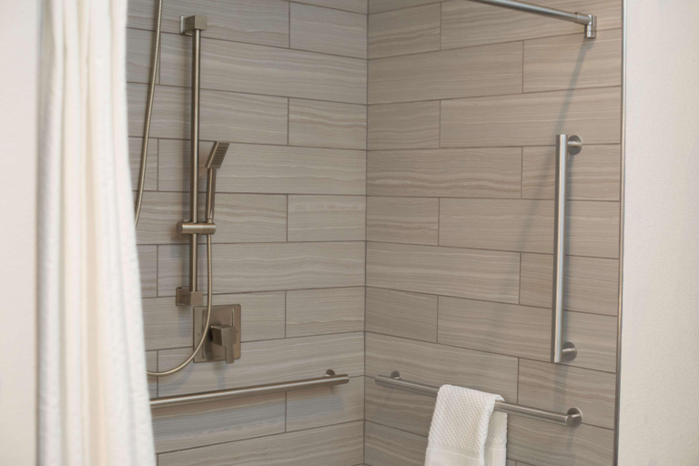 Bathroom 4, Hilton Garden Inn Minneapolis University Area, Hennepin
