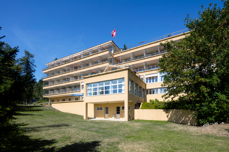 Exterior & Views