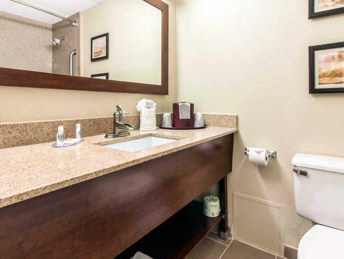 Bathroom 4, Rodeway Inn Groton - New London, New London