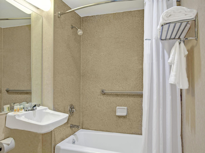 Bedroom 5, Days Inn by Wyndham Jamaica / JFK Airport (CLOSED), New York