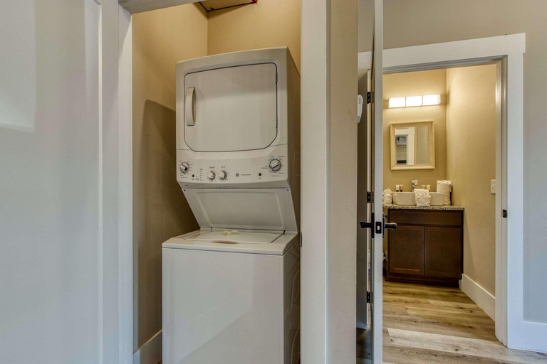 Bathroom 5, Central Hotel, Ascend Hotel Collection, Sevier