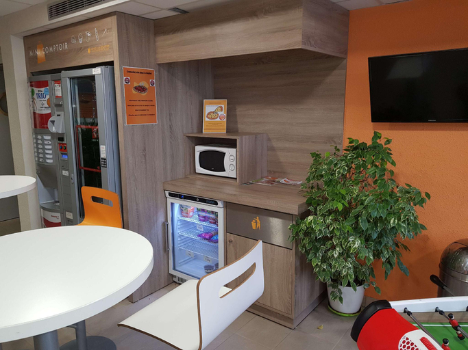 Public Area 2, Premiere Classe Sens Nord - Saint Clement, Yonne