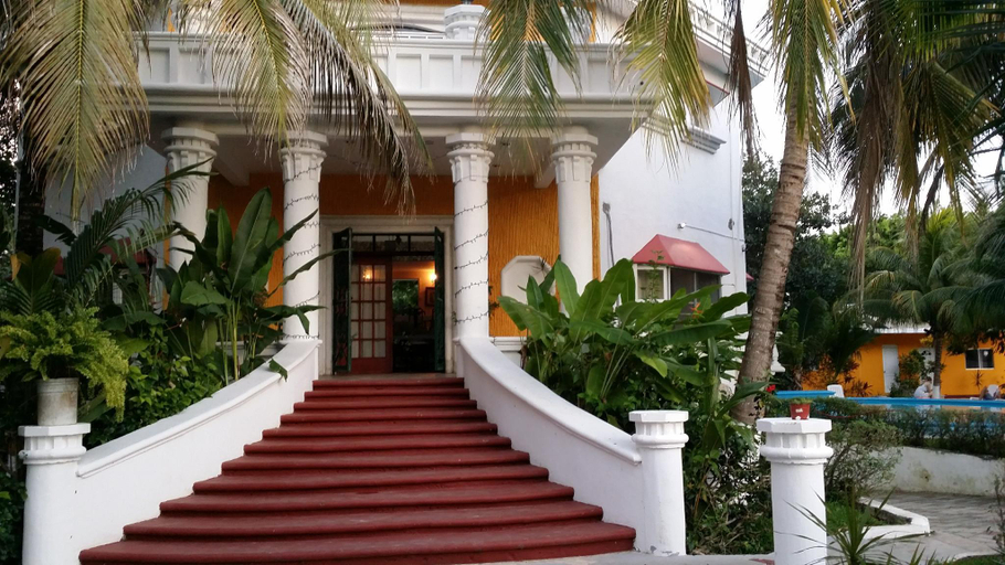 Exterior & Views